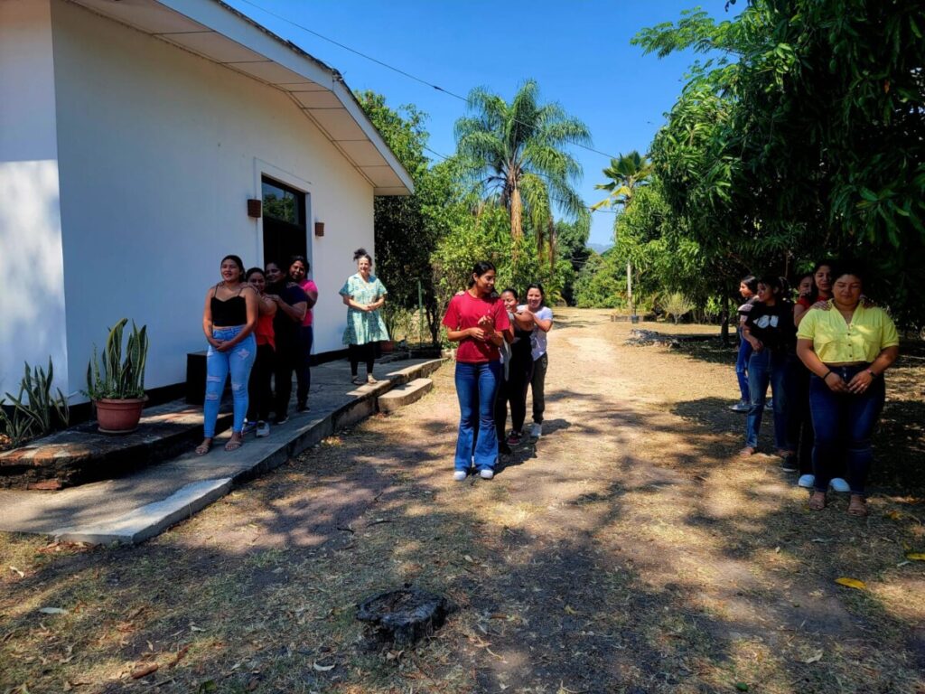 Las mujeres compartiendo en el espacio al aire libre
